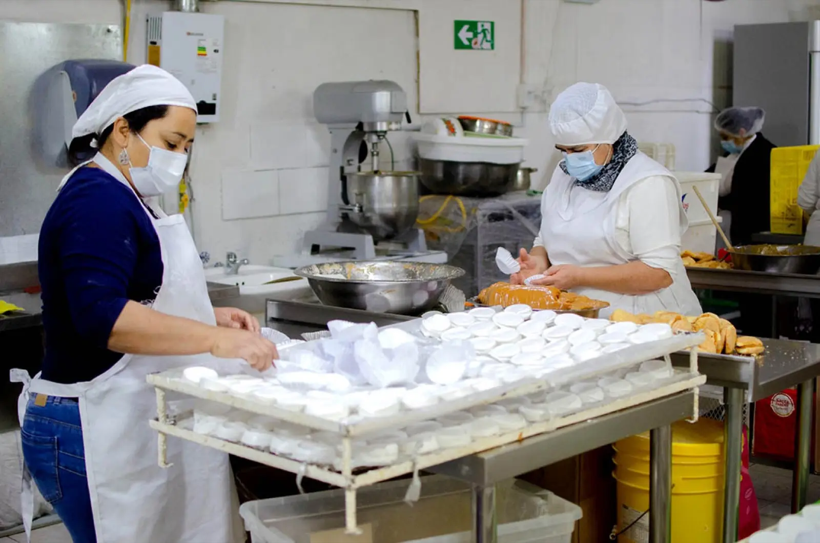 Preparación de dulces chilenos en el obrador de Dulces Sandy en Curacaví